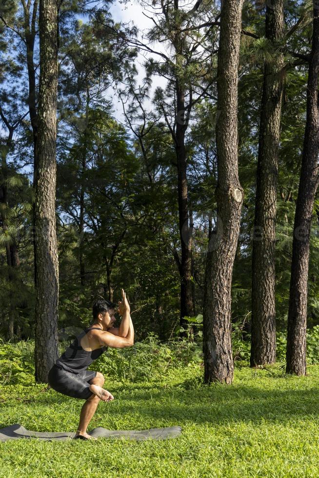 ung man, håller på med yoga eller reiki, i de skog mycket grön vegetation, i Mexiko, guadalajara, bosque colomos, latinamerikan, foto