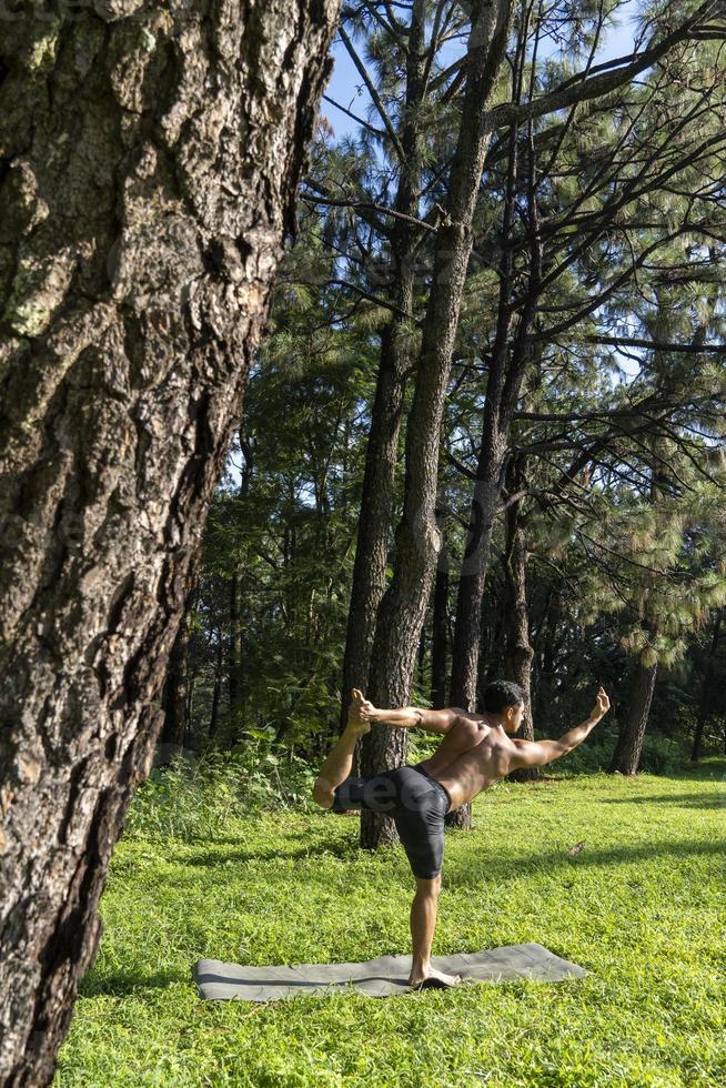 ung man, håller på med yoga eller reiki, i de skog mycket grön vegetation, i Mexiko, guadalajara, bosque colomos, latinamerikan, foto