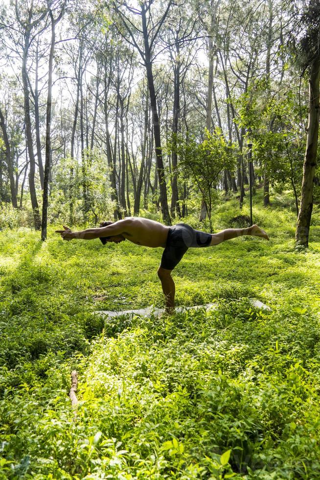 mexikansk man håller på med yoga och stretching i de skog, mexico foto