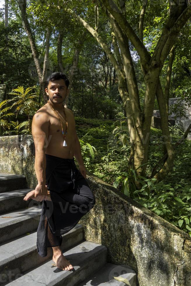 yoga meditation utomhus. lysande sju Allt chakra. man öva yoga, Mexiko, gualdajara foto