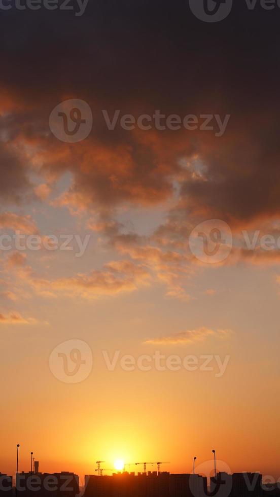 de skön solnedgång se med de färgrik moln och himmel i de stad foto