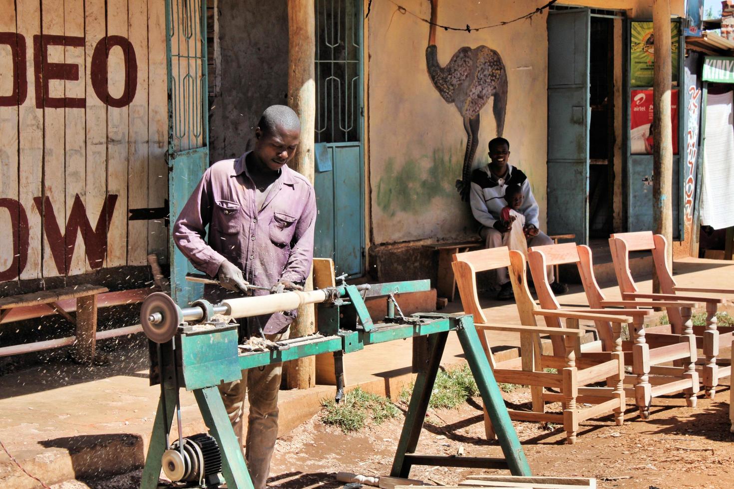 kimilili i kenya i februari 2011. en se av människor försäljning Produkter i kenya foto