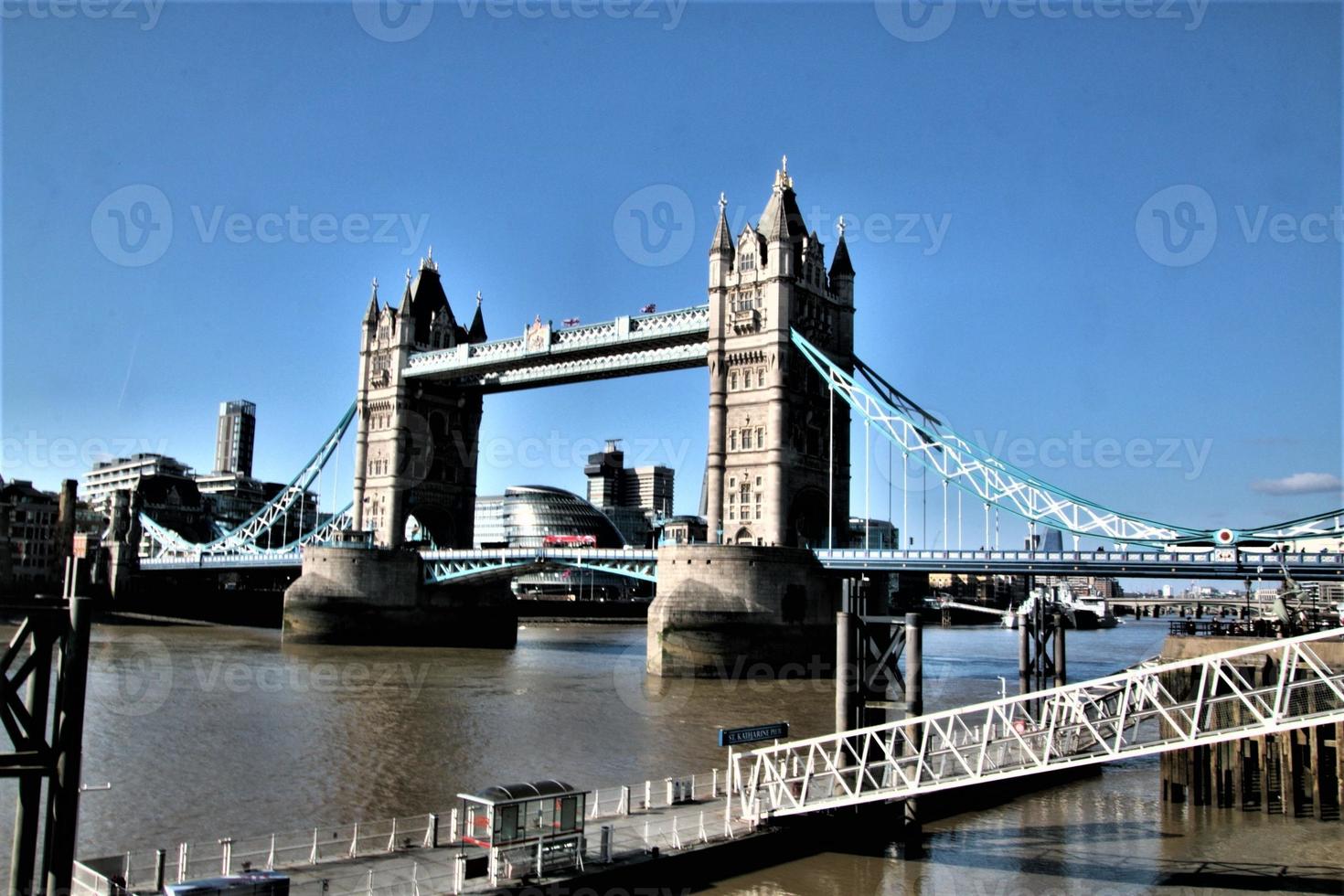 utsikt över tower bridge i london foto