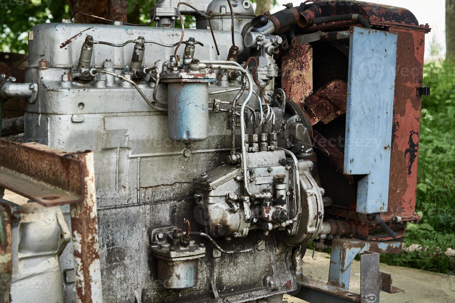 del av gammal bil motor motor. maskin teknologi foto