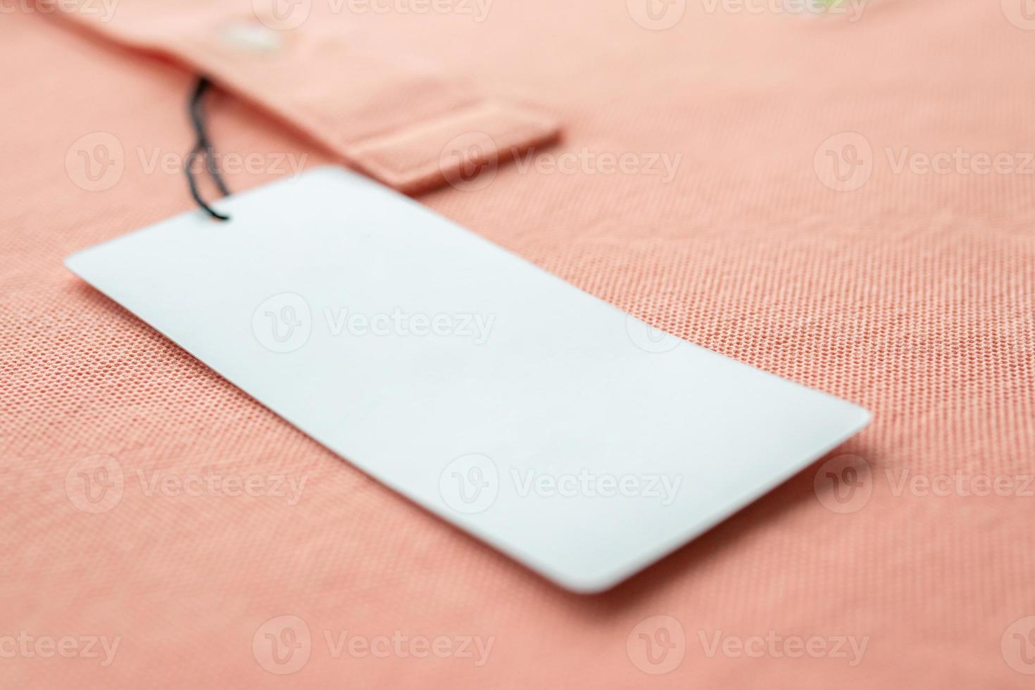 tom vit kläder märka märka på rosa tyg textur bakgrund foto
