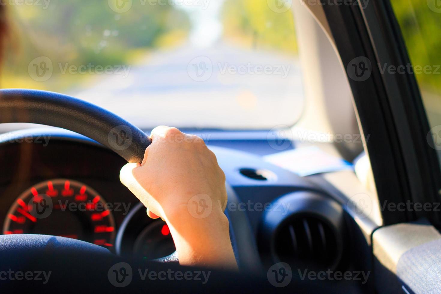 kvinna körning på de väg foto