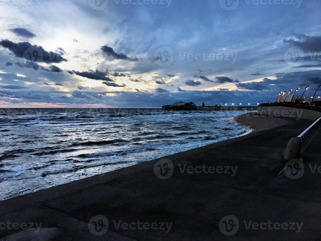 en se av en solnedgång över Blackpool bok foto