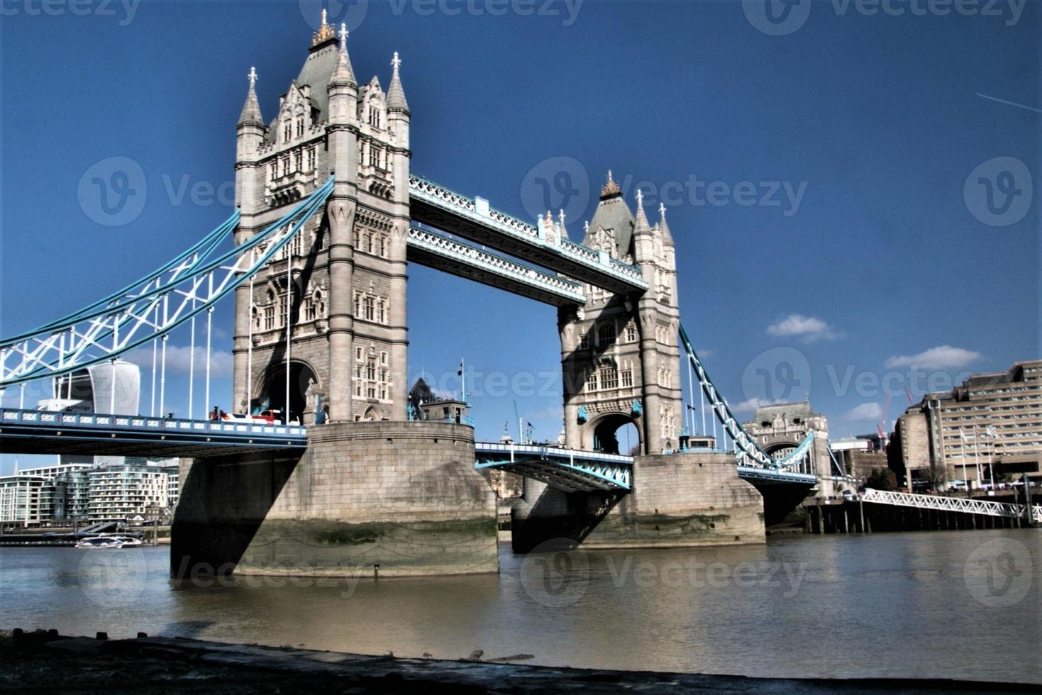 utsikt över tower bridge i london foto