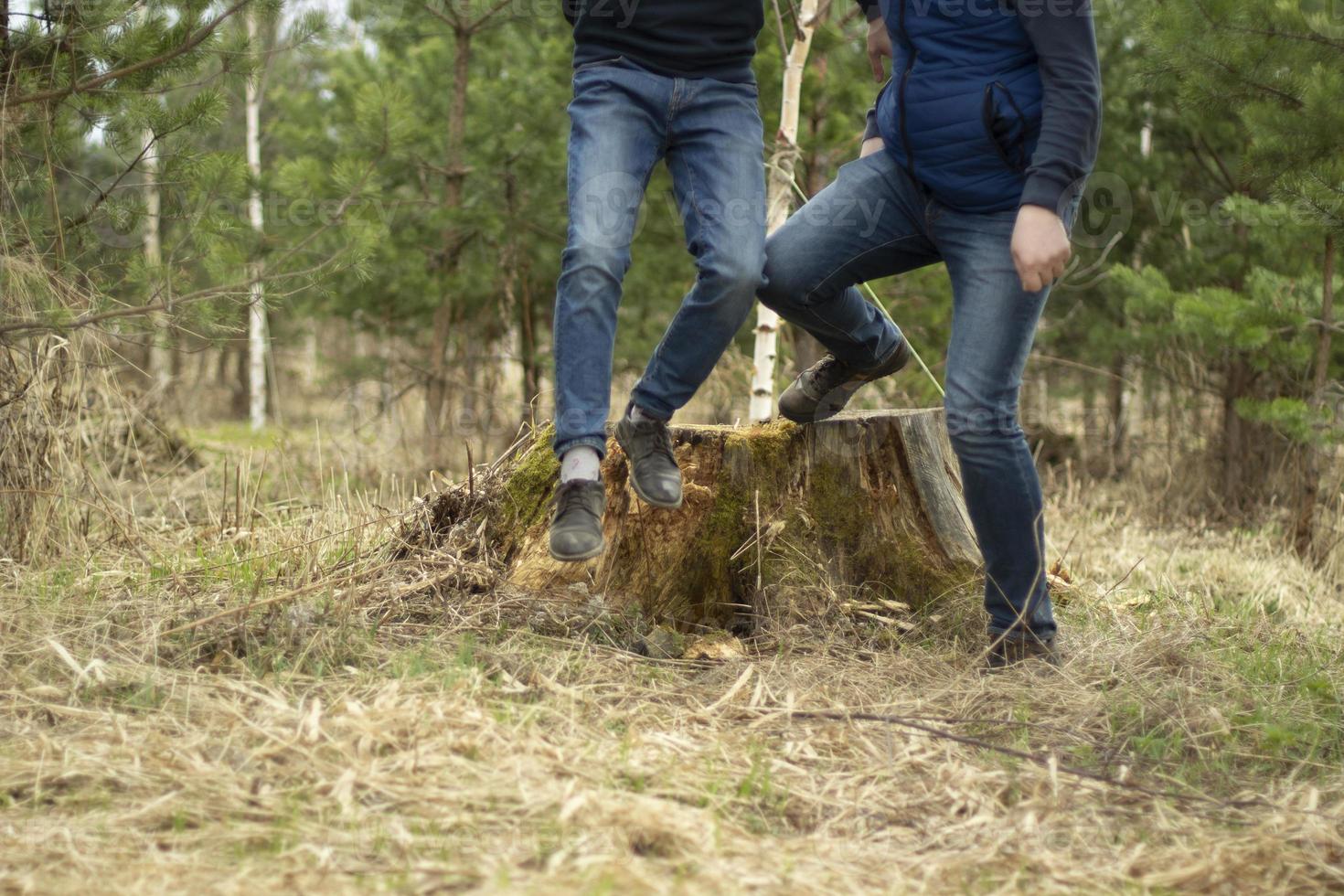 två män i jeans. mode i kläder i höst. grabbar flytta fritt. foto