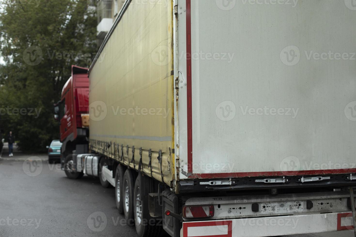 lastbil i de parkering massa. lastbil sluta nära de motorväg. stor trailer för transport av varor. foto