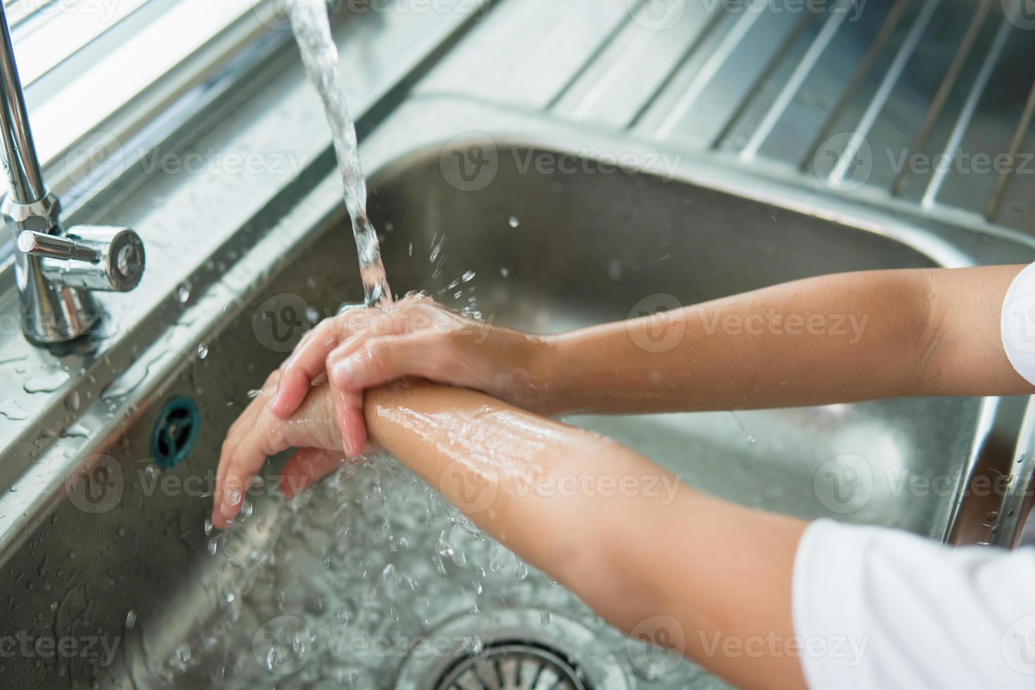 barn tvättning hand med tvål foto
