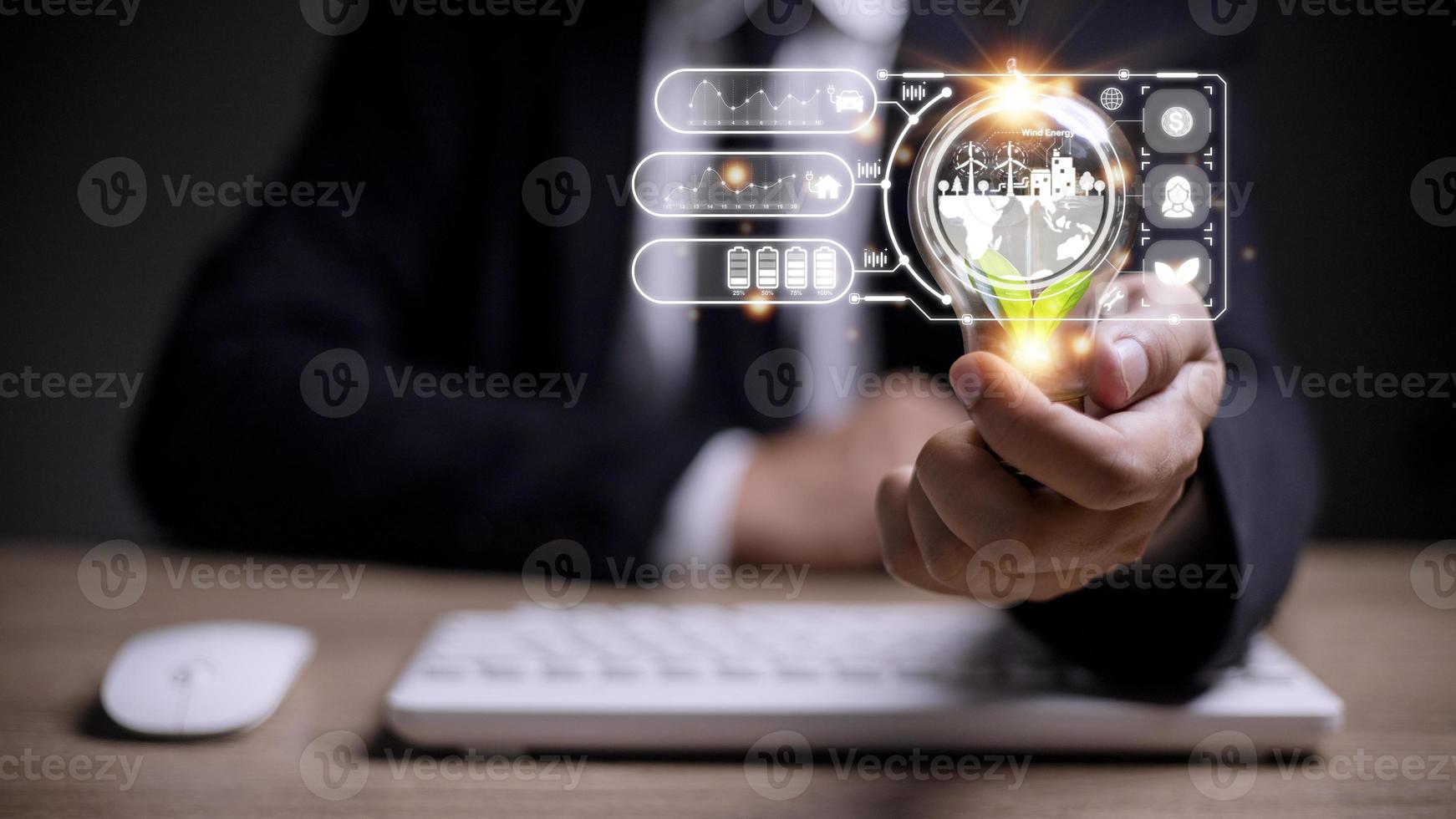 affärskvinna hand innehav ljus Glödlampa med esg ikon på virtuell skärm, esg miljö, social och företags- styrning begrepp foto