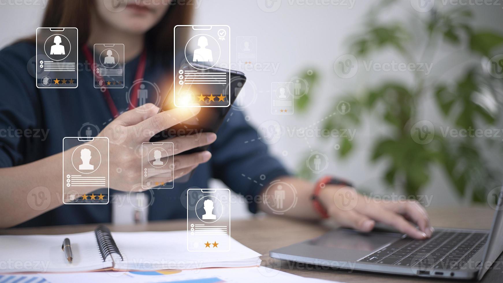 uppkopplad rekrytering Ansökan specialist Sök service begrepp med virtuell kort med betyg och profil information på en smartphone i hand. foto
