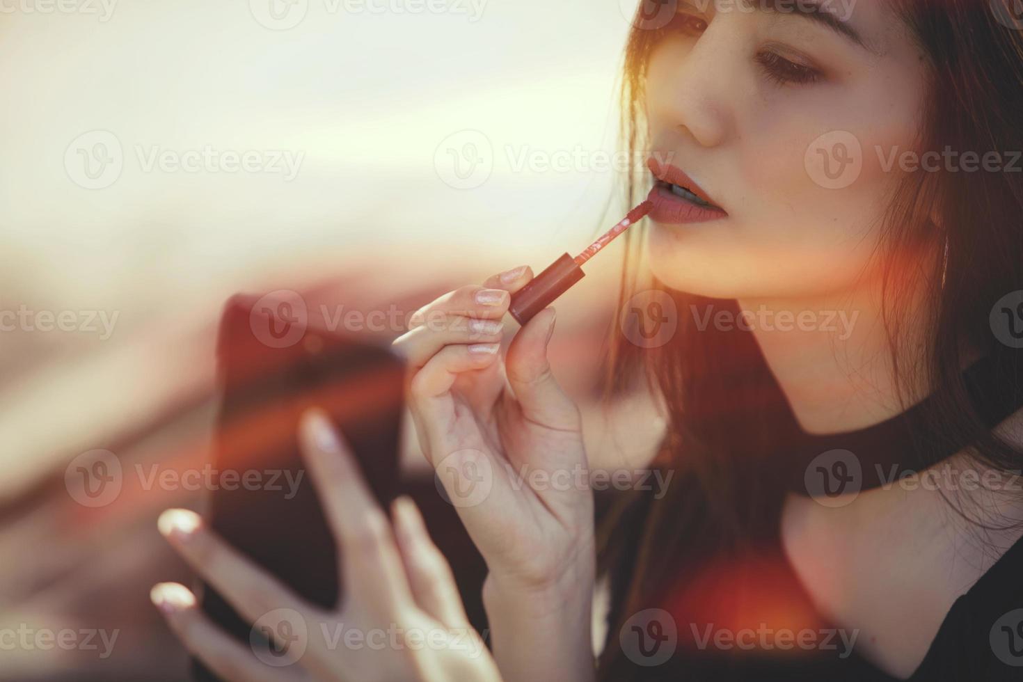 sexig kvinna gör make-up kvinna tillämpa läppstift outdoors.retro färg foto