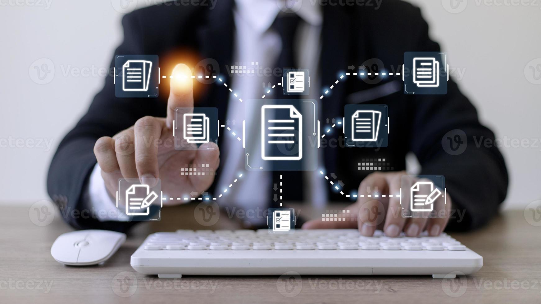 affärsman arbetssätt med elektronik dokumentera ikoner, e-dokument förvaltning, uppkopplad dokumentation databas, papperslös kontor begrepp foto