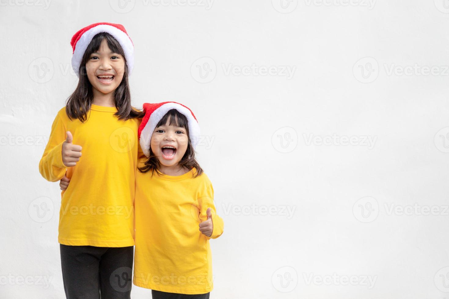 glad jul. barn glad fira jul. syskon är redo till fira jul eller träffa ny år. foto