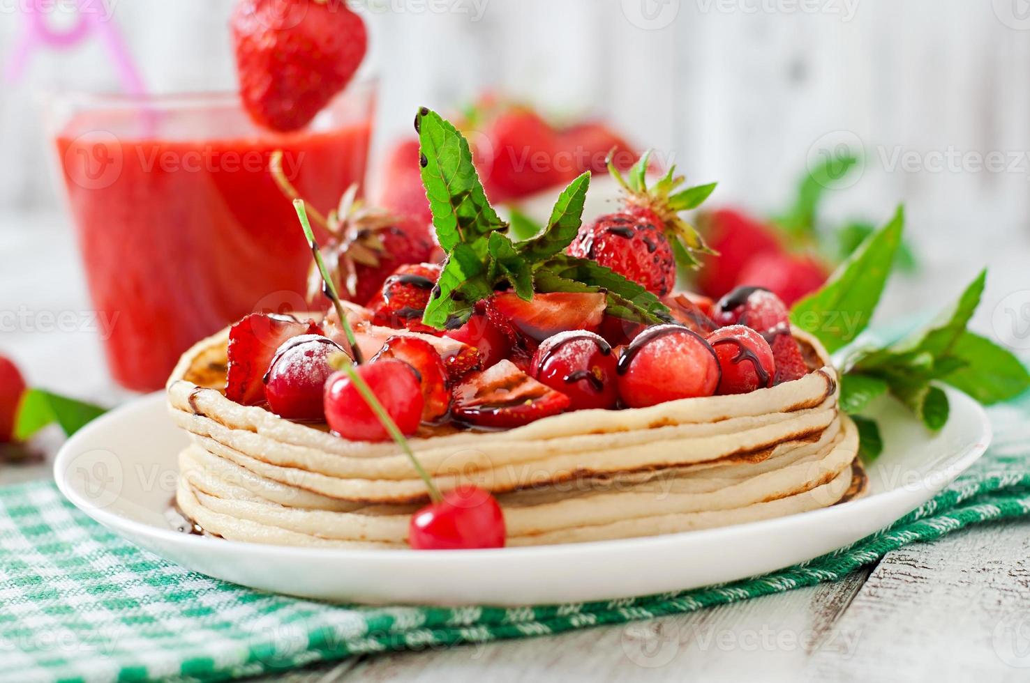 pannkakor med bär och jordgubbssmoothie i rustik stil foto