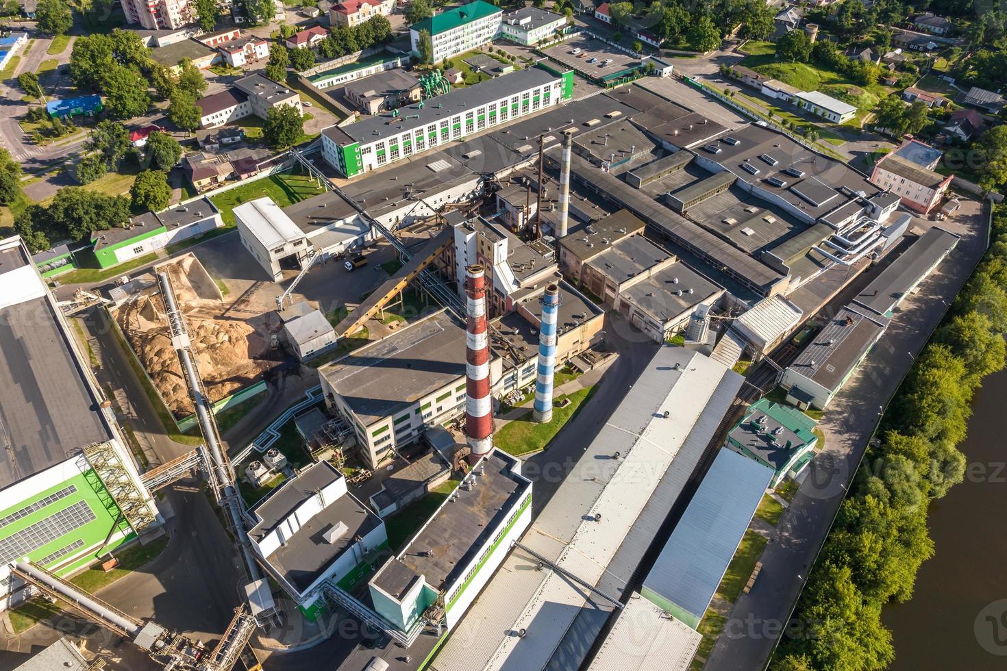 antenn se på rör av träbearbetning företag växt sågverk. luft förorening begrepp. industriell landskap miljö- förorening avfall foto