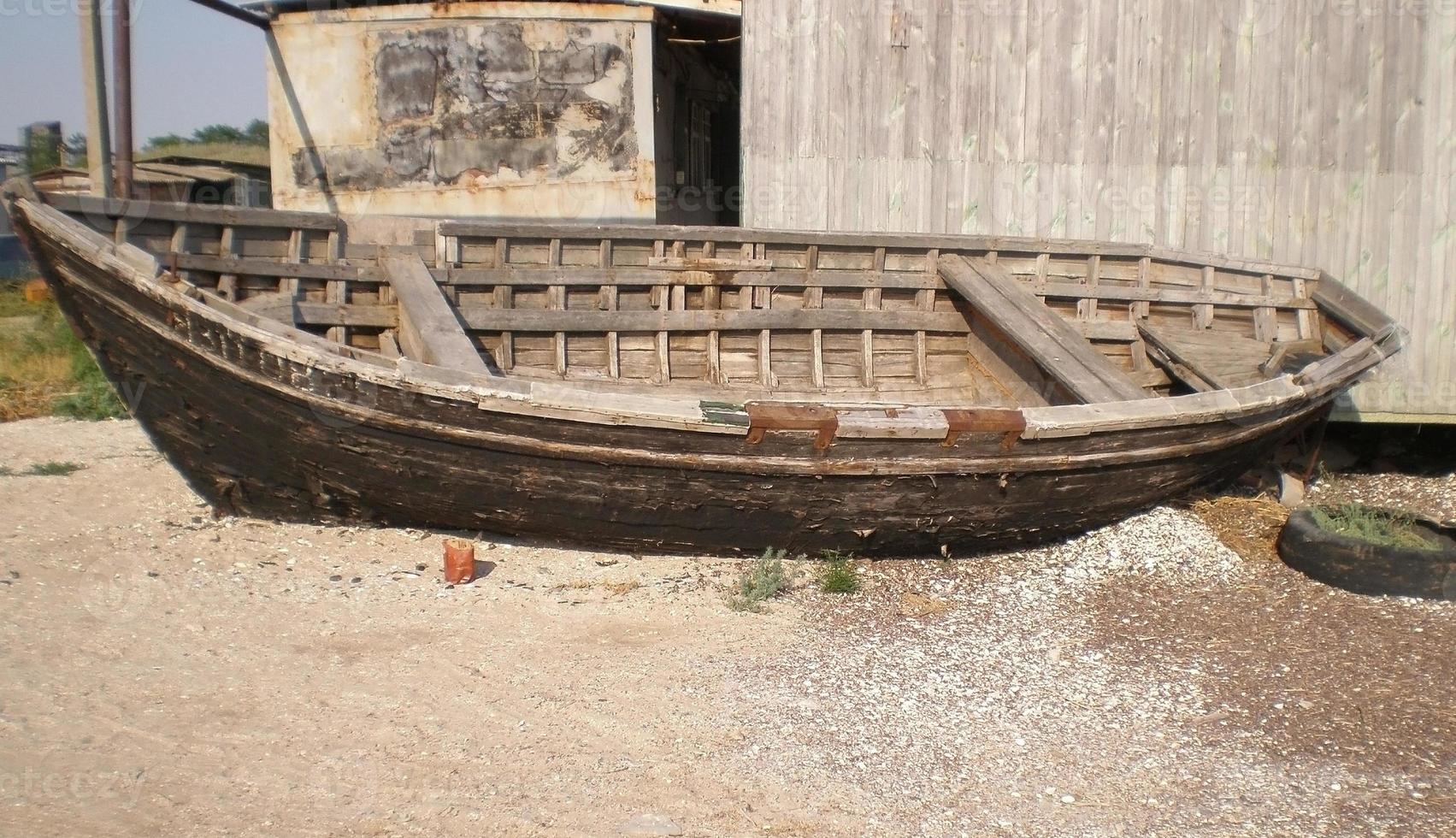 gammal fiske båt på en sandig strand av de azov hav foto