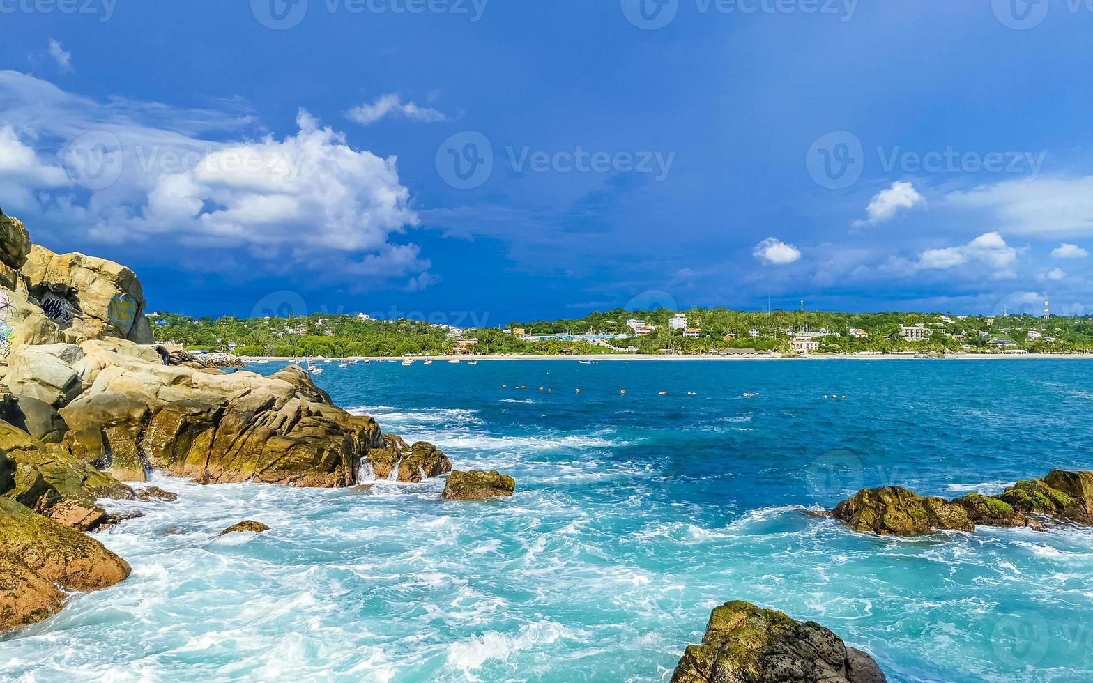 skön surfare vågor stenar klippor på strand puerto escondido Mexiko. foto