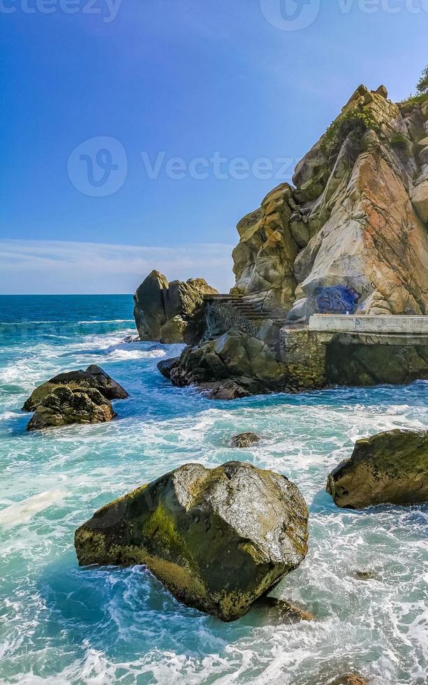 skön surfare vågor stenar klippor på strand puerto escondido Mexiko. foto