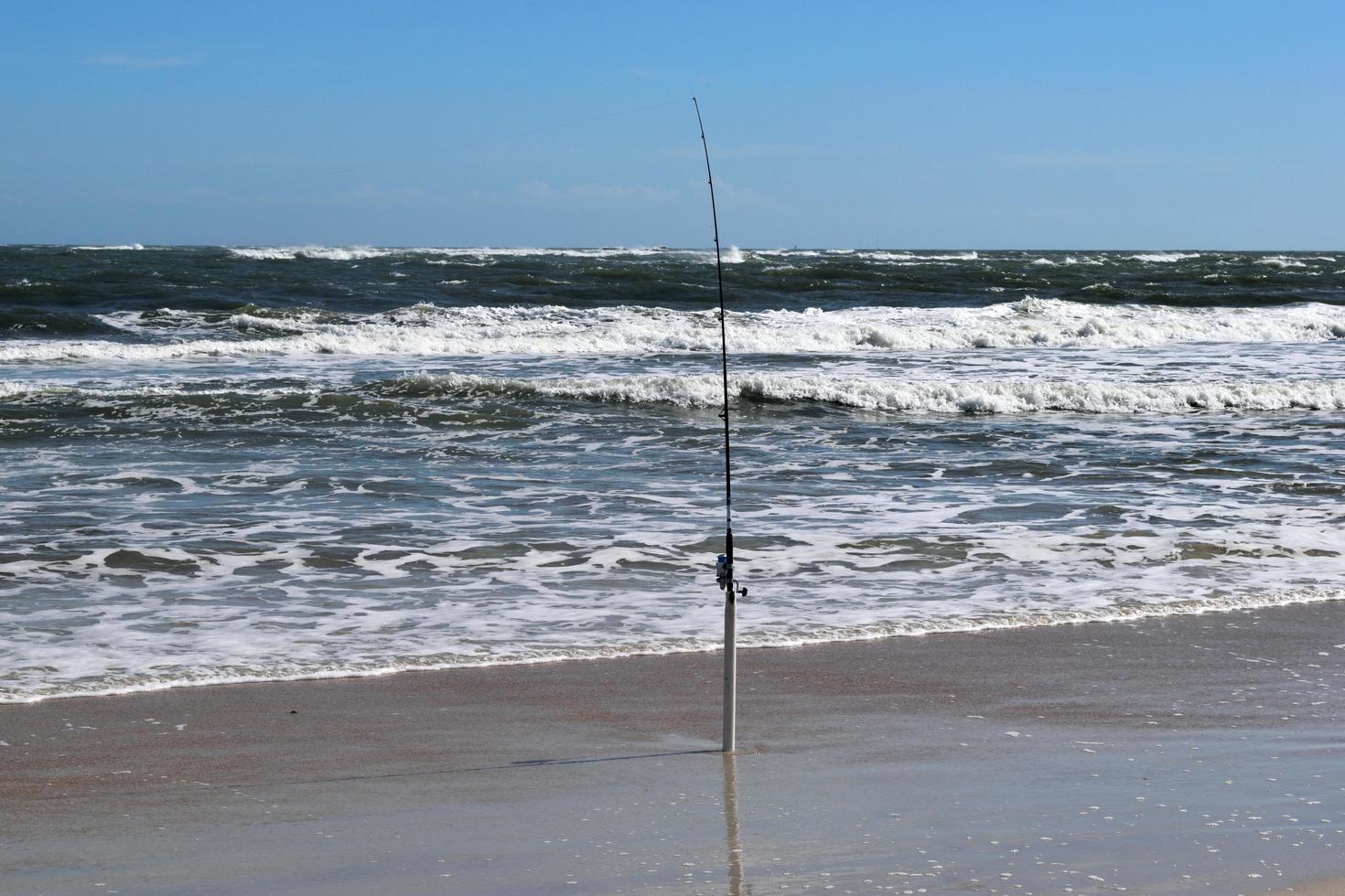 fiskestång på stranden foto