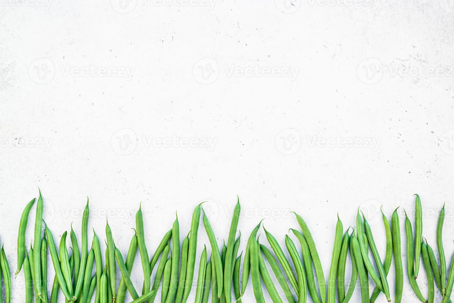 ovanifrån av färska gröna bönor bakgrund foto
