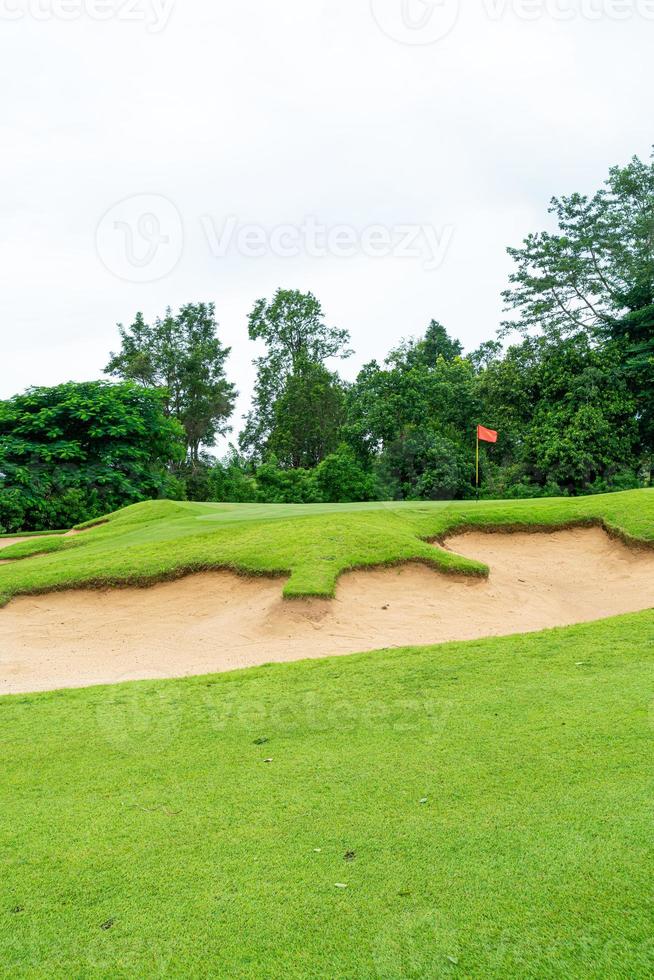 grön med sand bunkrar på golf kurs foto