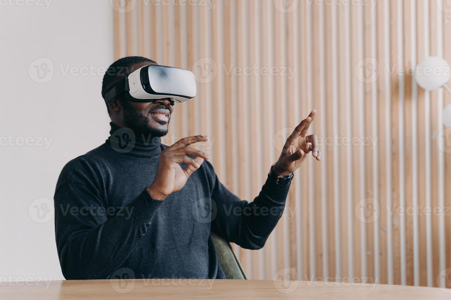 ung glad afrikansk man kontorsarbetare i vr headset glasögon spelar favorit 3d-spel foto