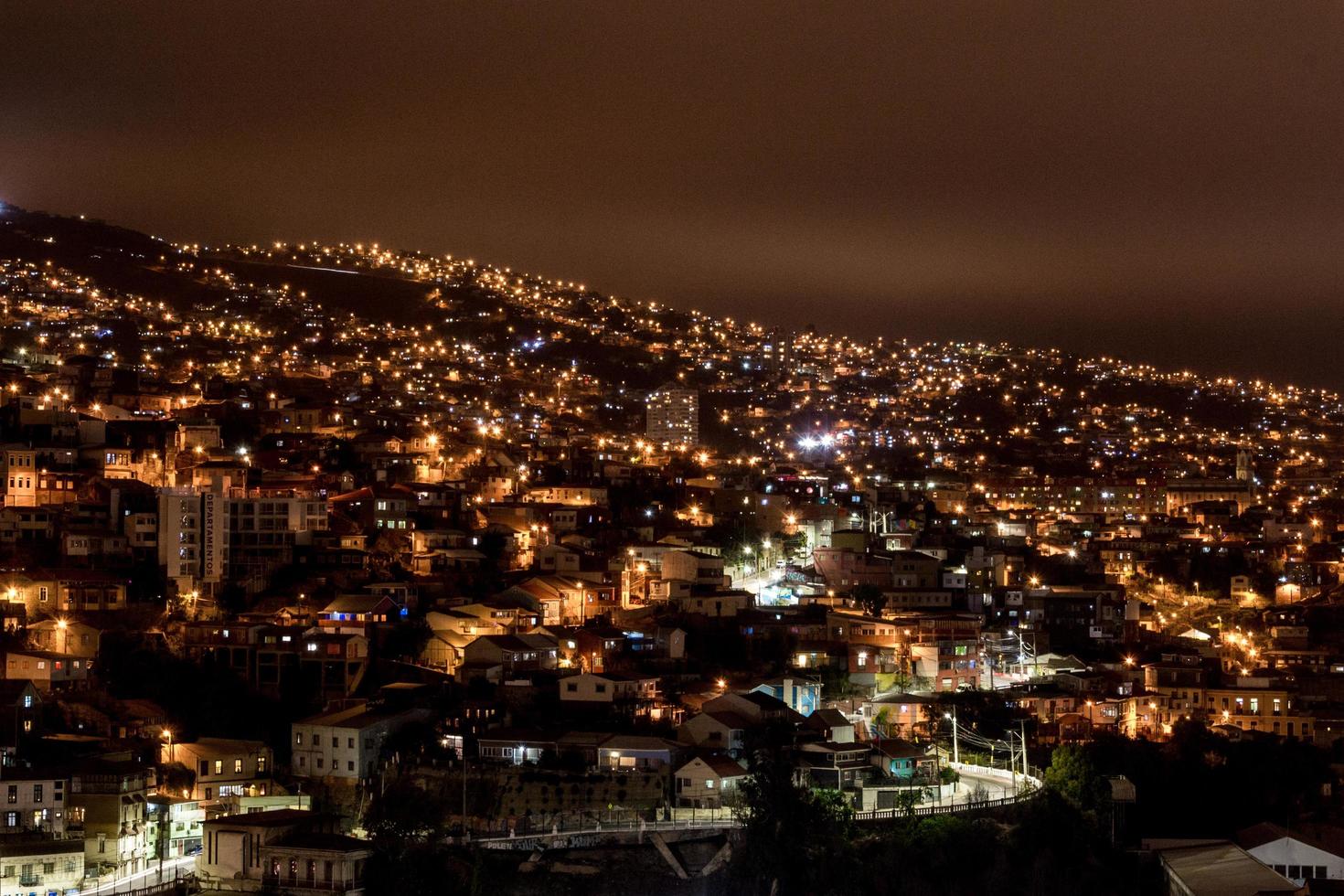 natt utsikt över Valparaiso, Chile foto