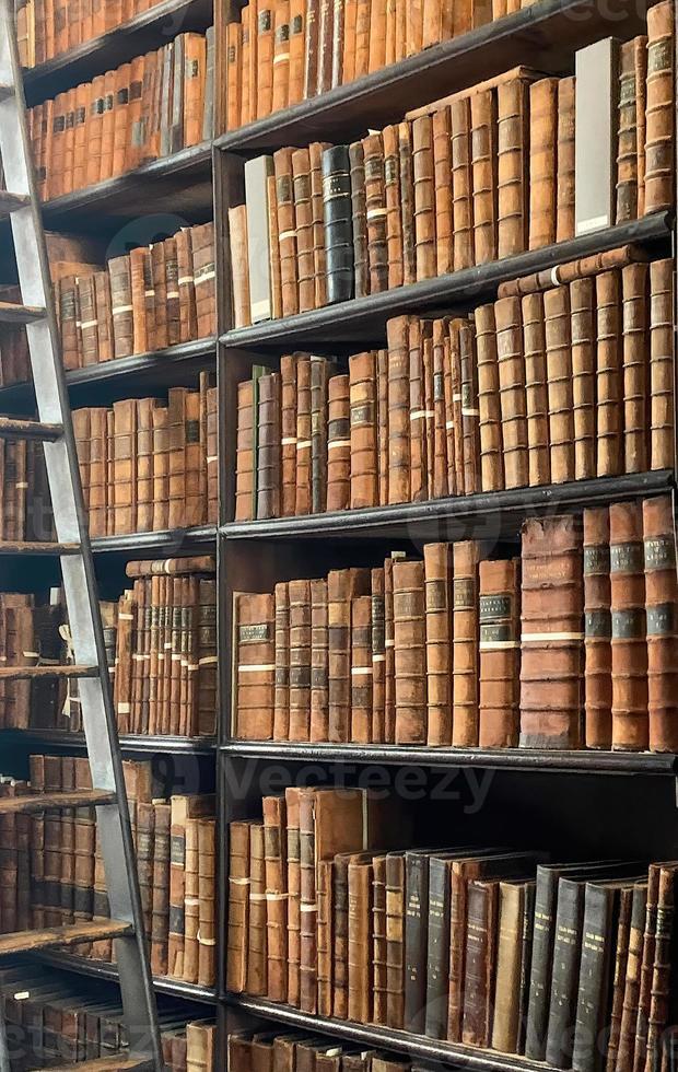 gammal årgång böcker på en bokhylla med en stege 2 foto