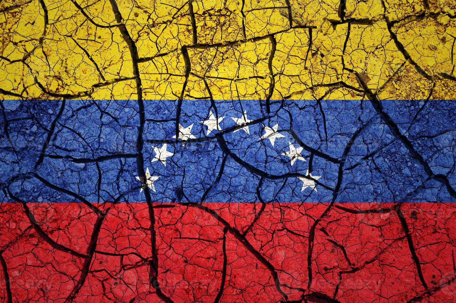torr jord mönster på de flagga av venezuela. Land med torka begrepp. vatten problem. torr knäckt jord Land. foto