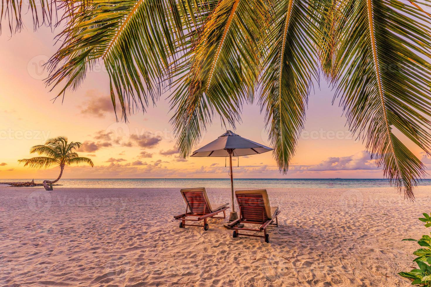 Fantastisk strand. stolar på de sandig strand hav. lyx sommar Semester och semester tillflykt hotell för turism. inspirera tropisk landskap. lugn landskap, koppla av strand, skön landskap design foto