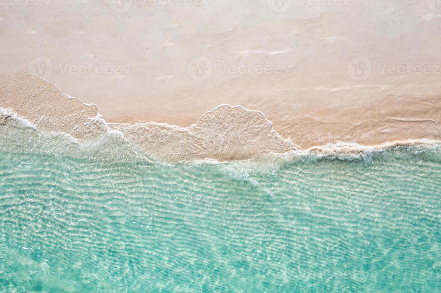 avkopplande antenn strand scen, sommarsemester semester mall banner. vågor surfar med fantastisk blå havslagun, havsstrand, kustlinje. perfekt flygdrönare ovanifrån. fridfull ljus strand, havet foto