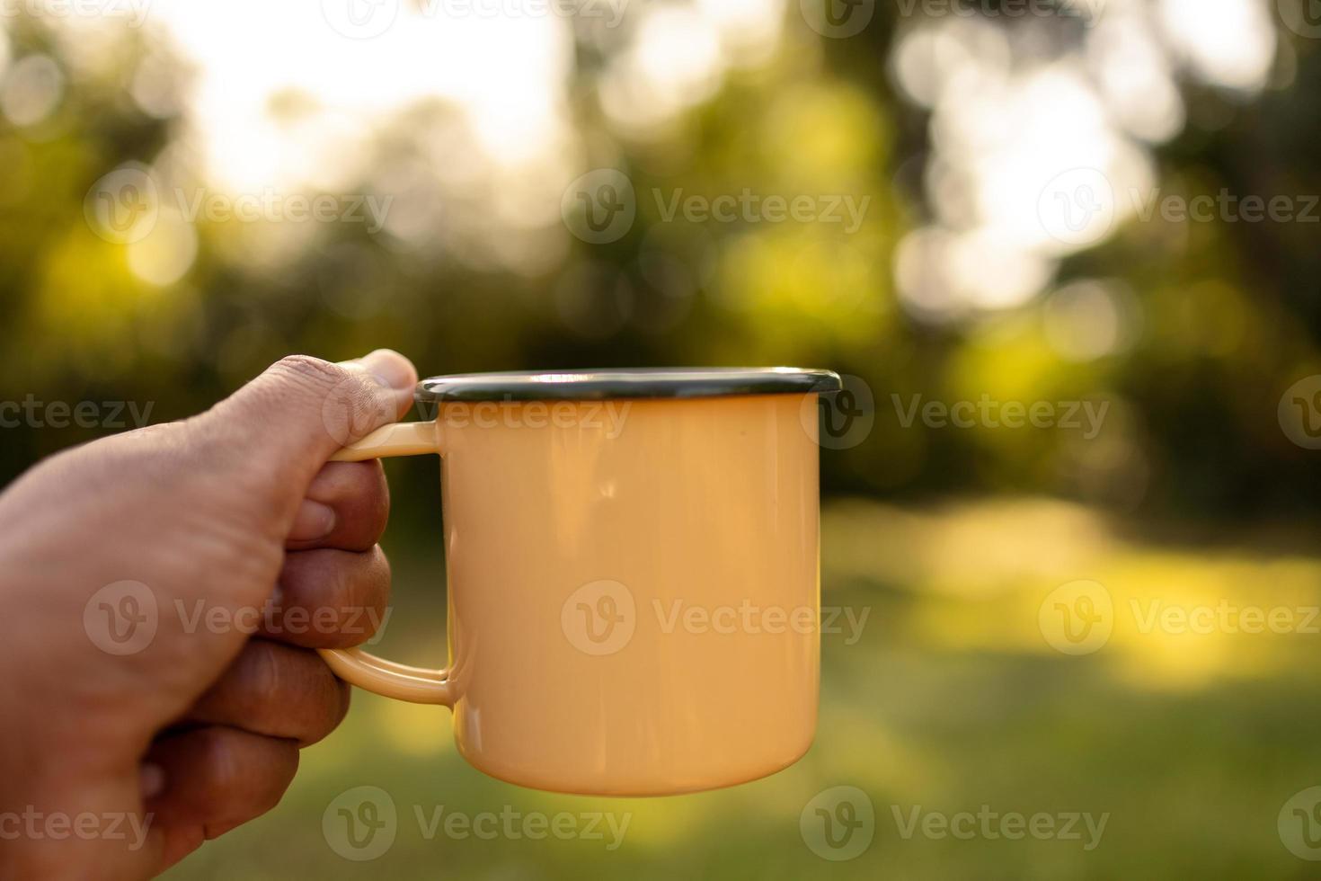kaffe muggar i de bakgård och morgon- solsken. foto