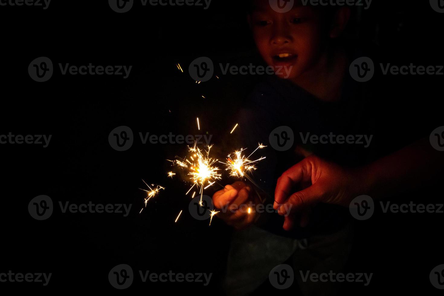 belysning och glittrande ljus med en glad barn, roligt på de fest. foto