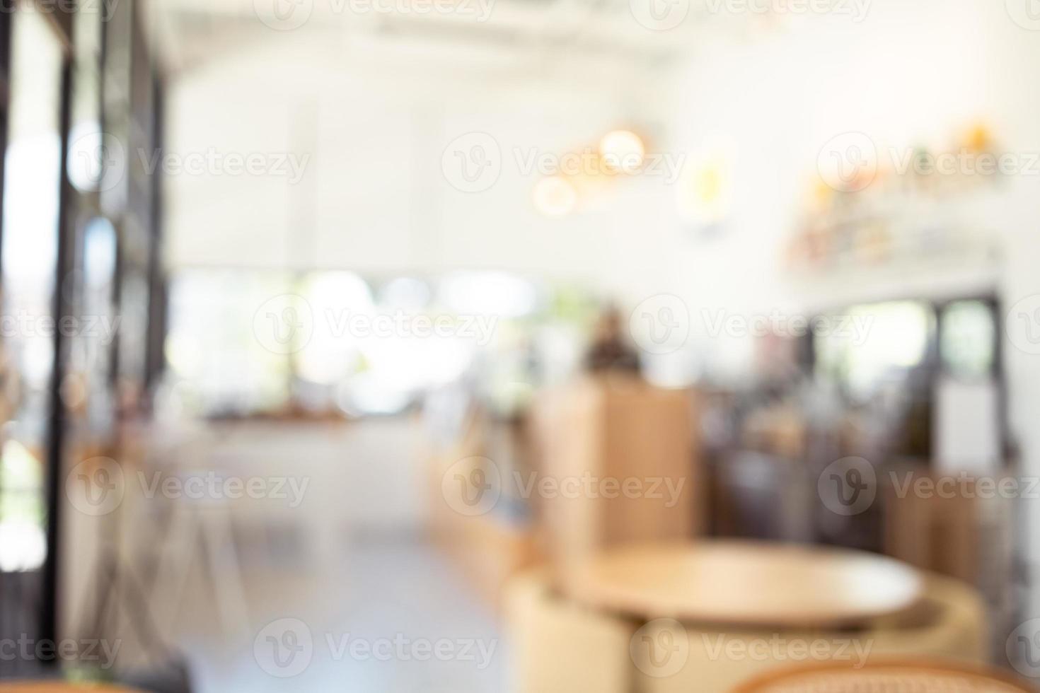 suddig bild inuti en ljus och vackert dekorerad kaffe affär. foto