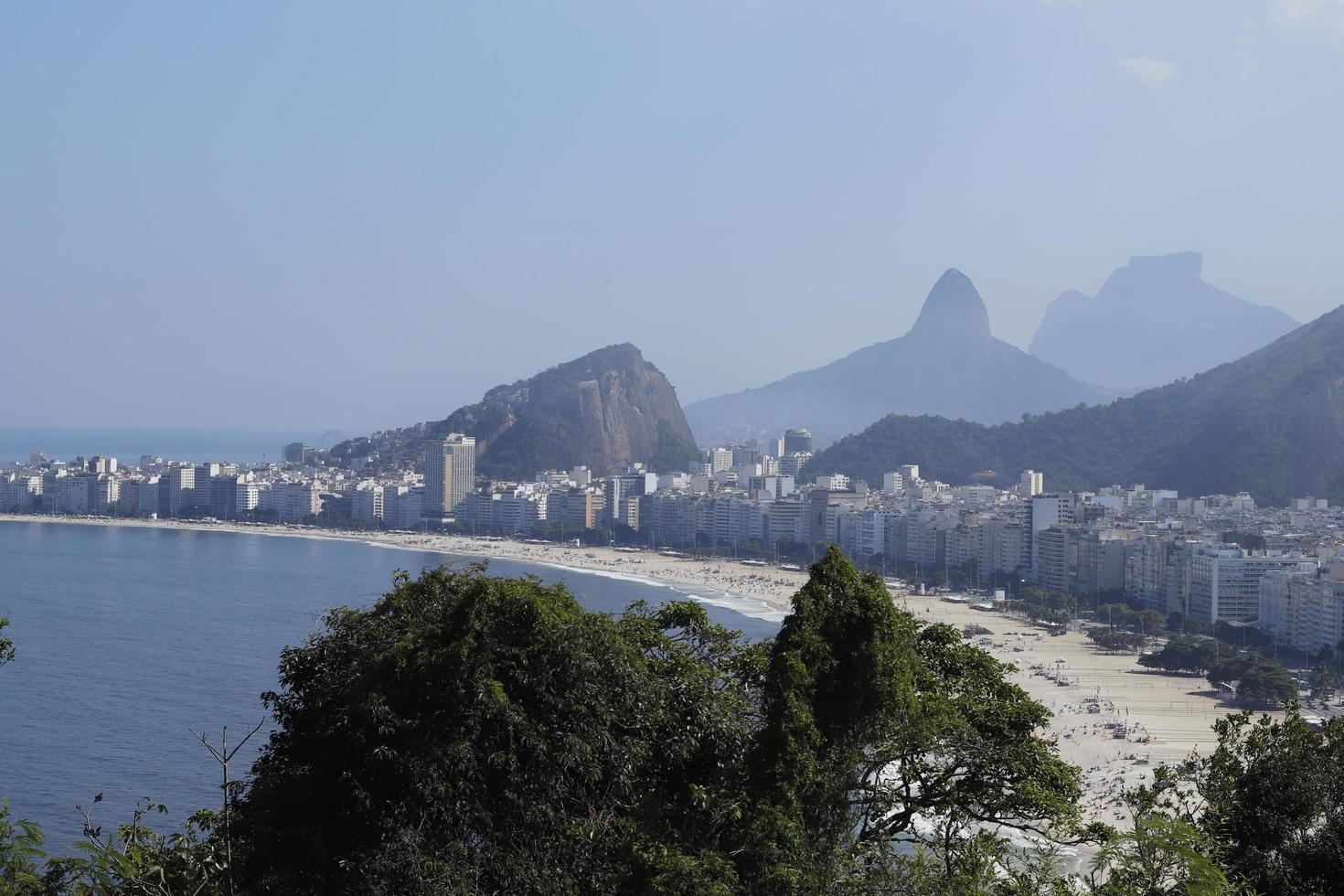 rio de Janeiro, rj, Brasilien, 2022 - copacabana strand, se från duque de caxias fort, leme foto