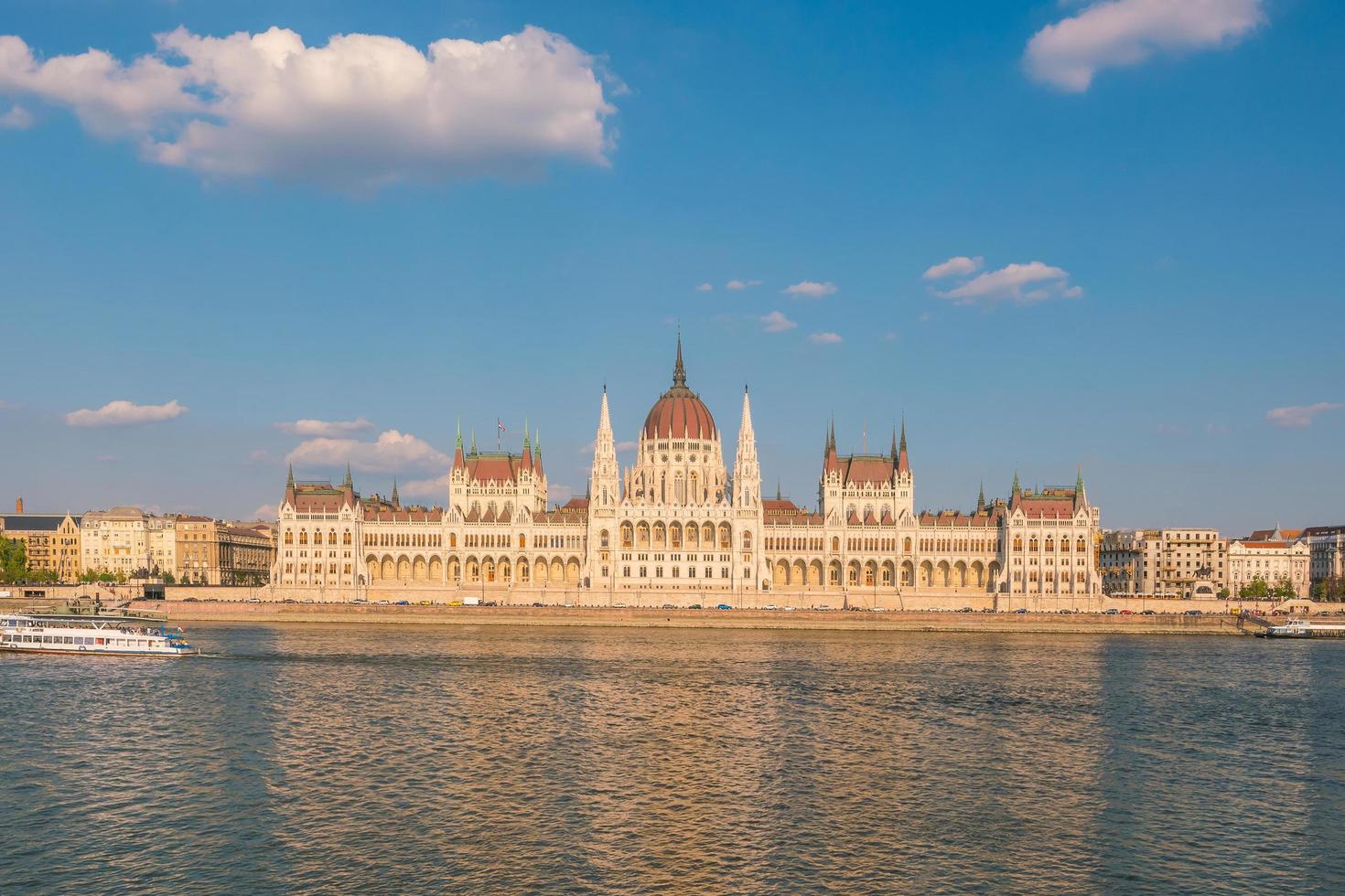 parlamentsbyggnad över Donaufloden i Budapest foto