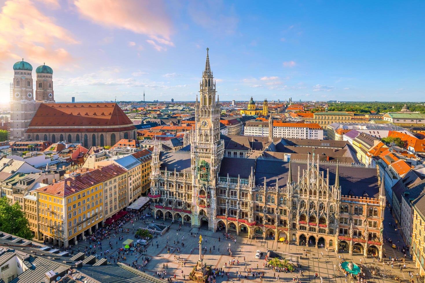 München skyline med marienplatz rådhus. foto