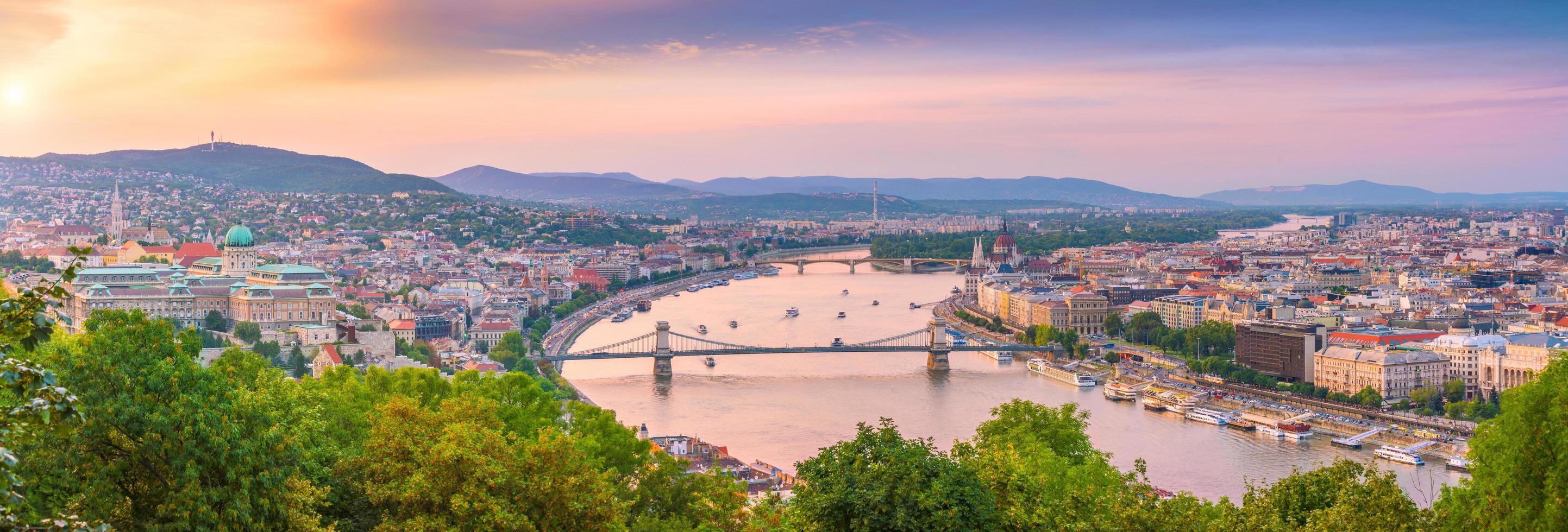 Budapests silhuett i Ungern på natten foto