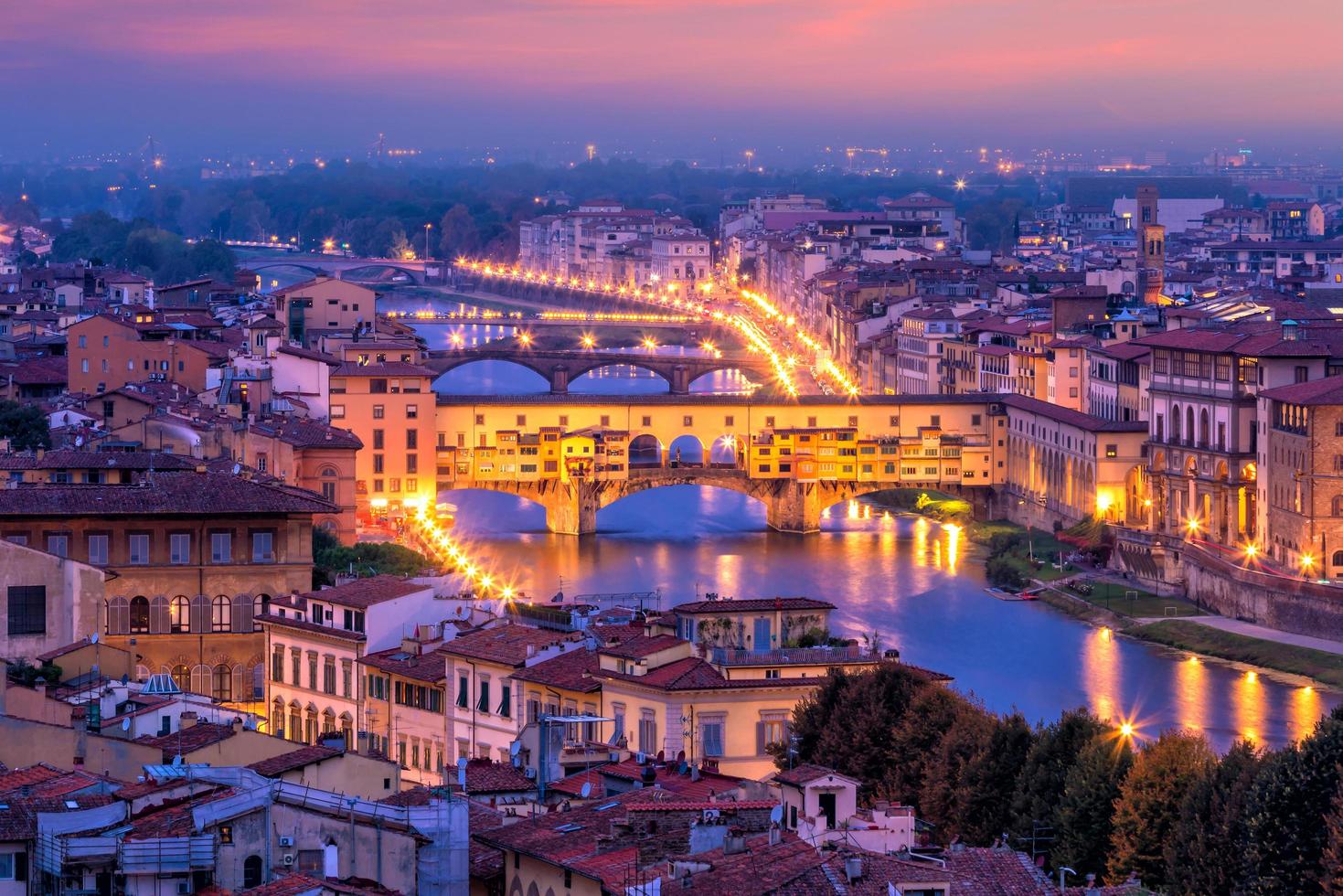 ponte vecchio över floden Arno i Florens, Italien. foto