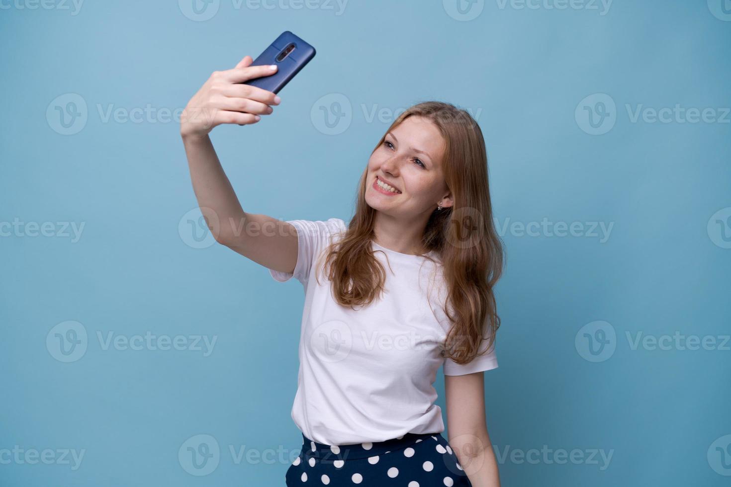 skön caucasian flicka tar selfie Foto, fotografering själv foto