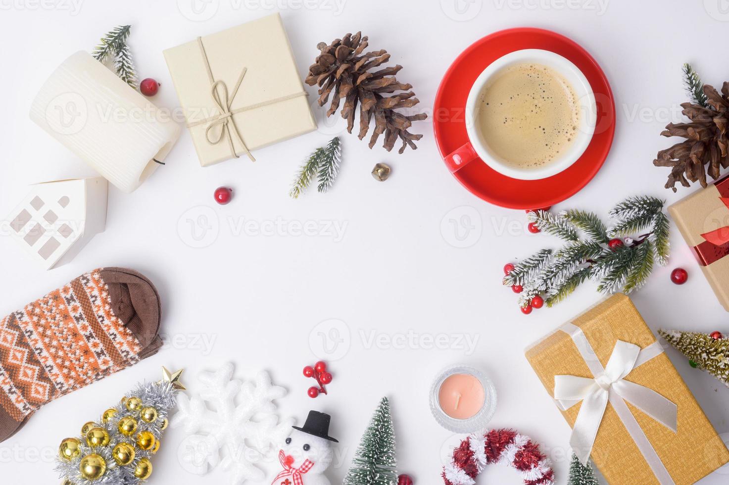 topp se jul platt lägga dekorationer på vit bakgrund foto