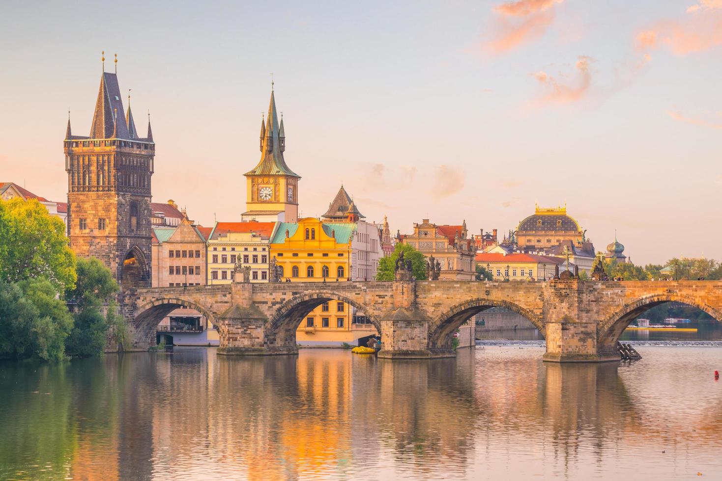 berömd ikonisk bild av charles bridge och pragens stadssilhuett foto