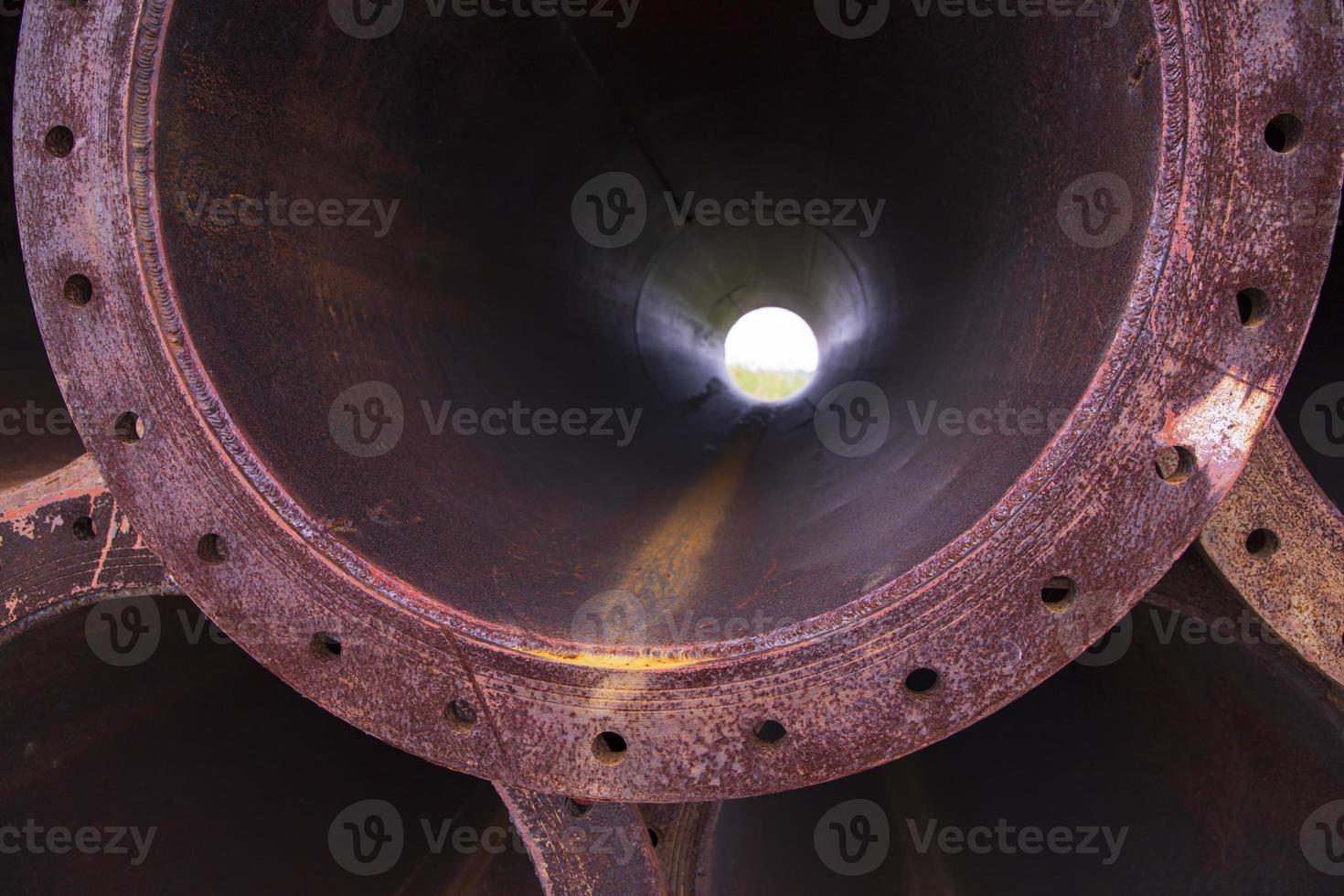 närbild fokus rostig järn stål metall rör hål kan vara Begagnade som ett industriell textur bakgrund foto