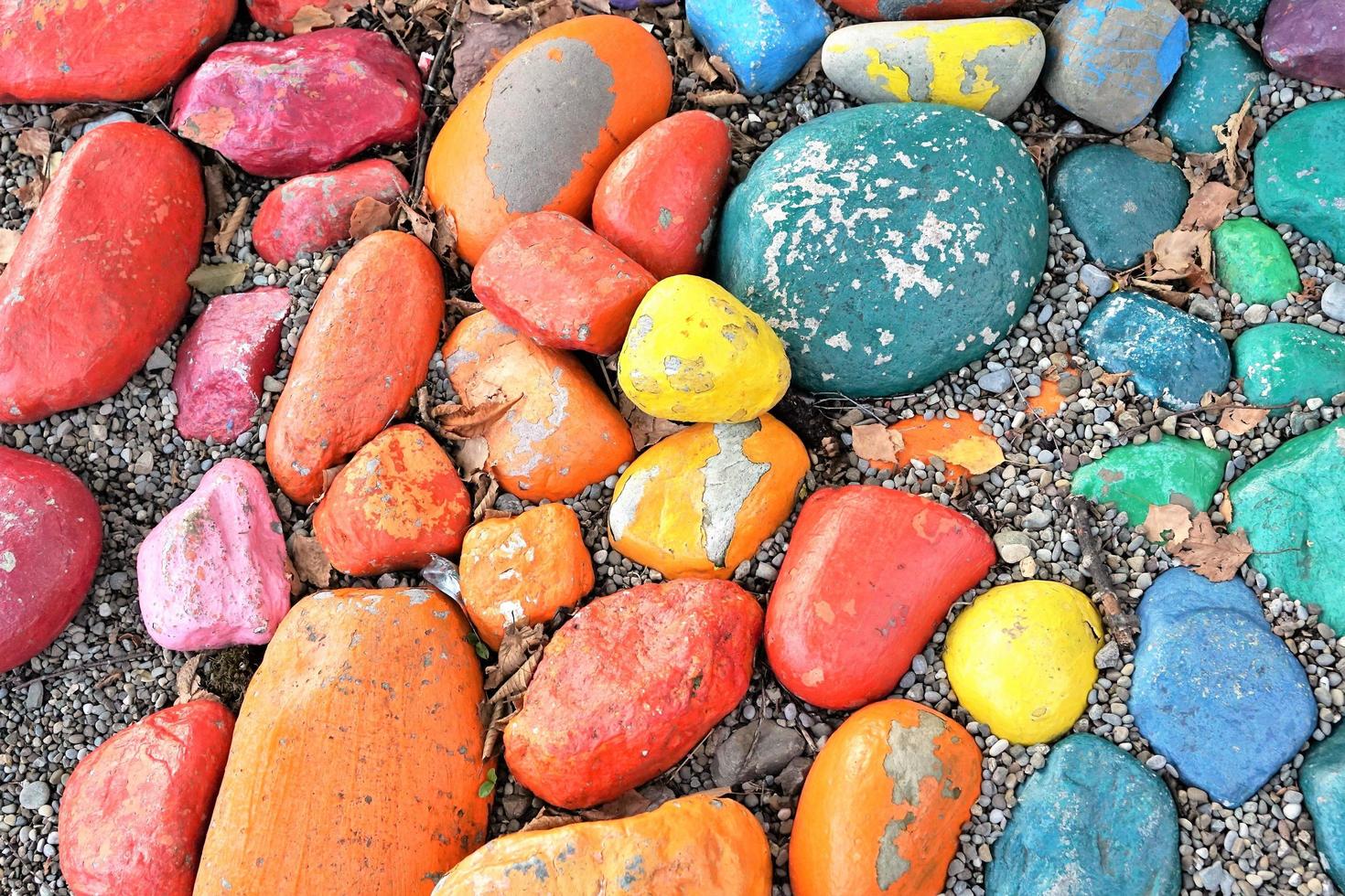 färgglada stenar på stranden foto