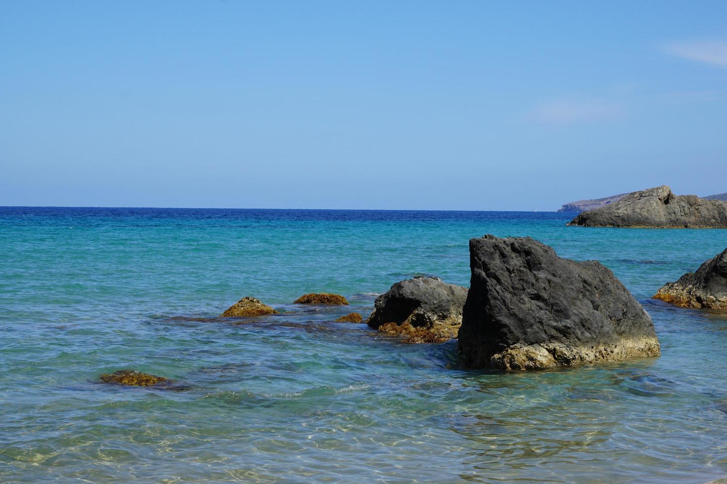 stenar i havet vid de baleariska öarna foto