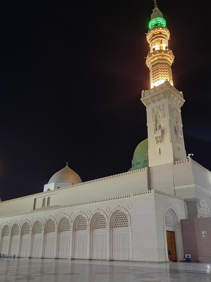 medina, saudi Arabien, okt 2022 - skön se av masjid al nabawi madinah i natt lampor. masjid al nabawi medina presenterar en mycket skön scen i de natt lampor. foto