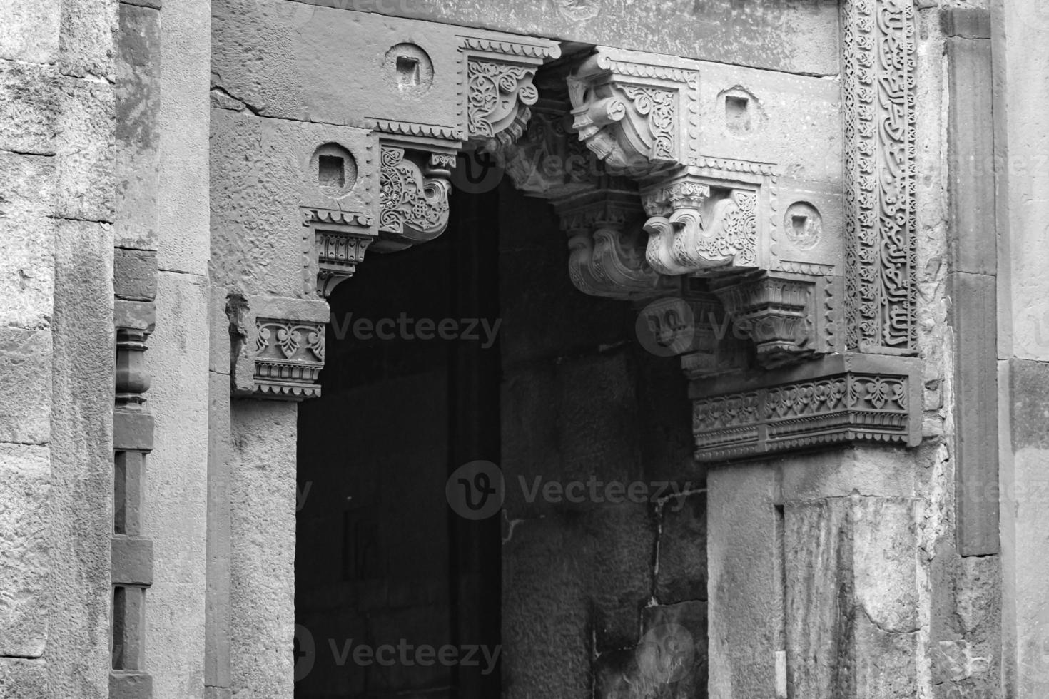 mughal arkitektur inuti lodhi trädgårdar, delhi, Indien, vacker arkitektur inuti den trekupolformade moskén i lodhi trädgård sägs vara fredagsmoskén för fredagsbönen, lodhi trädgårdsgrav foto